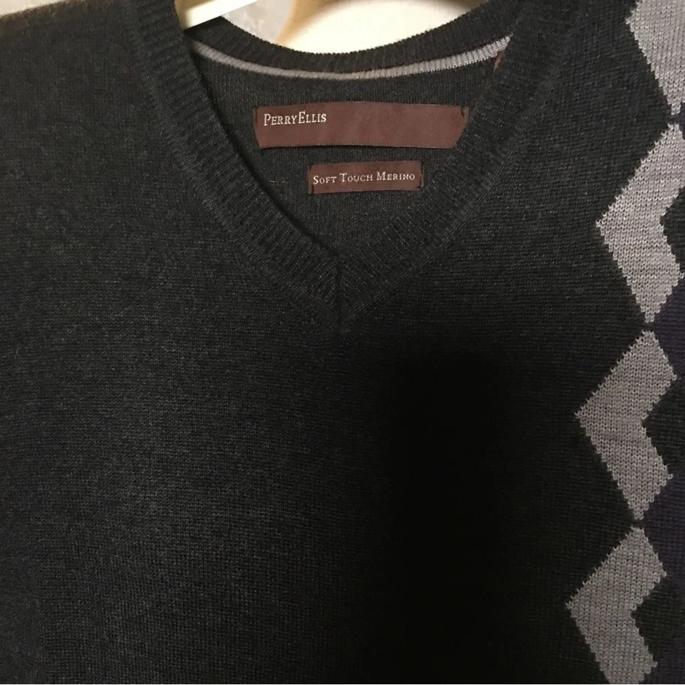 Perry Ellis  Vest Merino Wool in Gray with design Size M